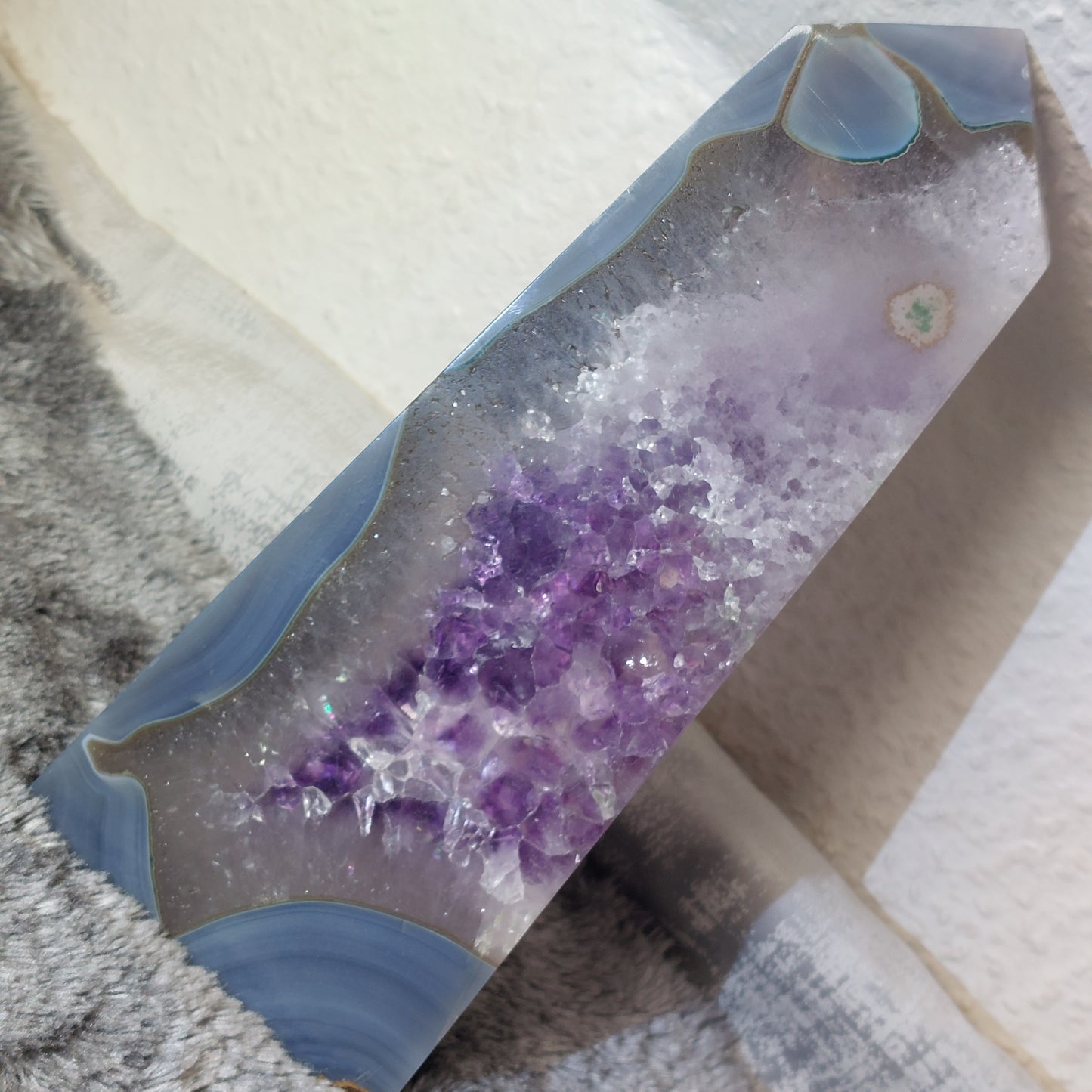Achat Turm mit Amethyst Druse