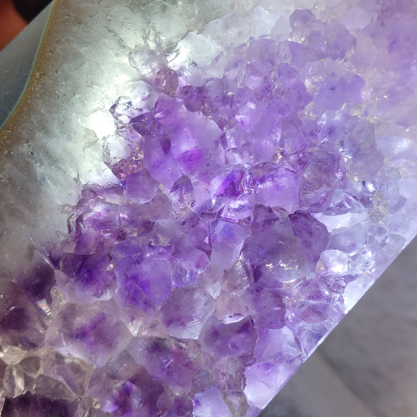 Achat Turm mit Amethyst Druse