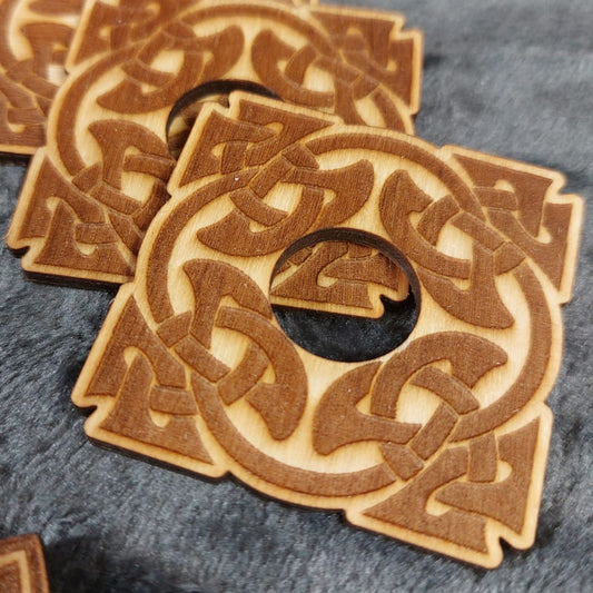 Kugelständer aus Holz - Keltischer Knoten