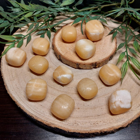 Orangencalcit Trommelstein